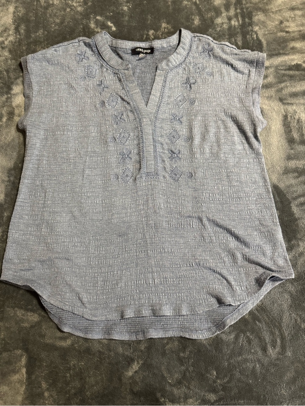 Cable & Gauge Blue/ Gray V-Neck Embroidered Short Sleeve Blouse Womens Medium